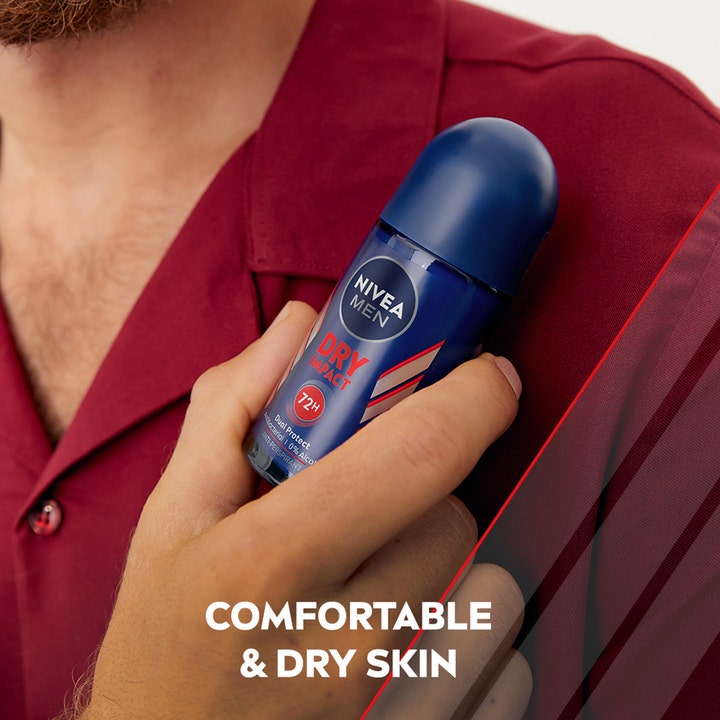 NIVEA MEN Dry Impact Roll-On Deodorant 50 ml i blå flaske holdes i en hånd og gir behagelig tørr hud i 72 timer.