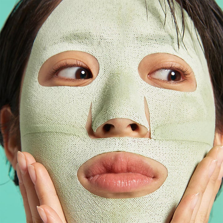 Dr.Jart+ Dermask Pore-remedy Purifying Mud Mask 13 g rensende ansiktsmaske påført som en grønn teksturert maske.