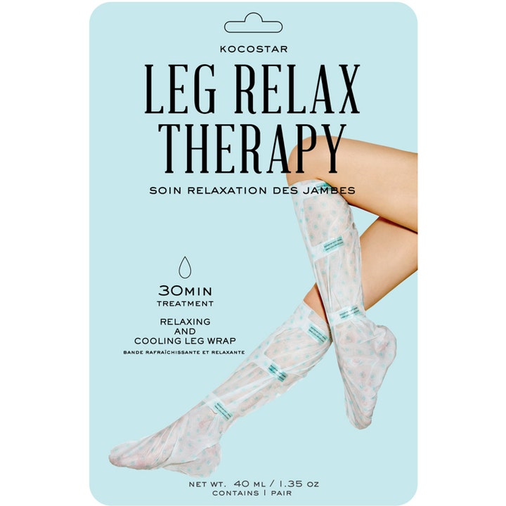 Kocostar Leg Relax Therapy 1 par kjølende leggmaske i lyseblå forpakning med ben kledd i hvite prikkete omslag.