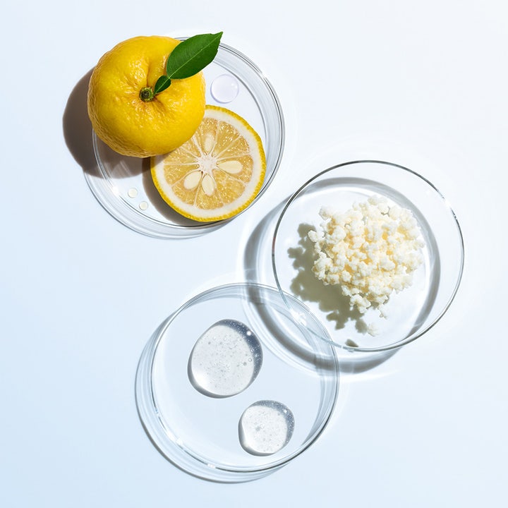 Shiseido Eudermine Activating Essence 150 ml essence med yuzu og klar geltekstur vist i glasskåler