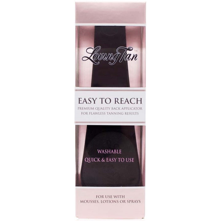 Loving Tan Easy To Reach Back Applicator selvbruningsverktøy i rosa eske med sort applikatorpute.