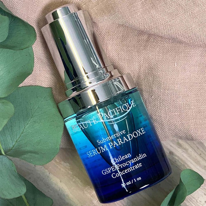 Beauté Pacifique Submersive Serum Paradoxe 30 ml reparerende serum i blå glassflaske med sølvfarget dropper.