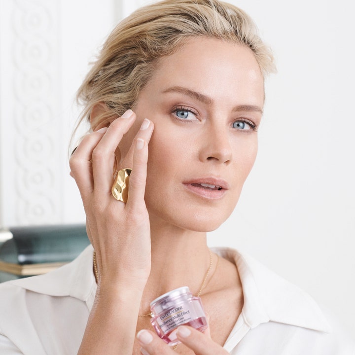 Estée Lauder Resilience Tri-Peptide Eye Cream 15 ml oppstrammende øyekrem påført av kvinne fra rosa krukke