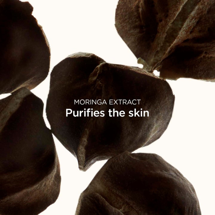 Clarins Exfoliating Body Scrub 200 ml kroppsskrubb med moringaekstrakt og teksten Purifies the skin som renser huden