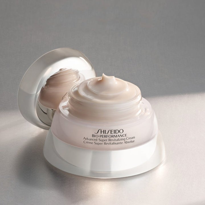 Shiseido Premium Åldersförsvar 100 ml anti-age ansiktskrem med rik lyserosa tekstur i åpen sølvfarget krukke
