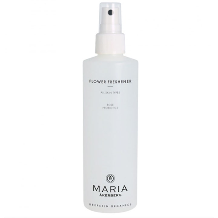 Maria Åkerberg Flower Freshener 125 ml oppfriskende ansiktsvann i hvit frostet sprayflaske med rose og probiotika