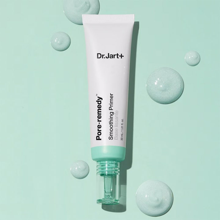 Dr.Jart+ Pore-remedy Smoothing Primer 30 ml utjevnende primer i hvit tube omgitt av lysegrønn tekstur.