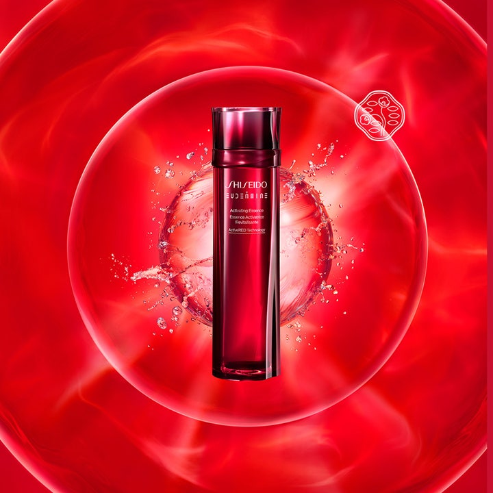 Shiseido Eudermine Activating Essence 150 ml revitaliserende essence i rød glassflaske i en klar boble med vannsprut.