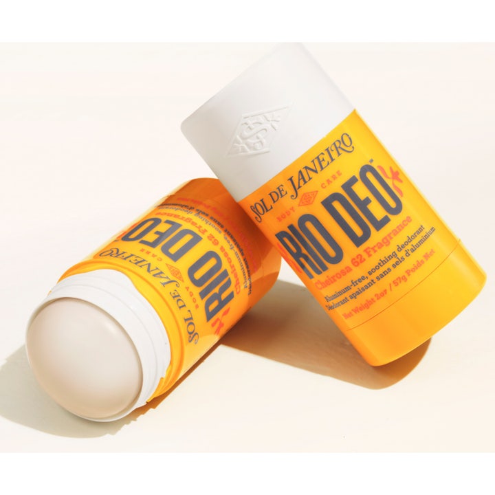 Sol de Janeiro Rio Deo 62 57 ml aluminiumsfri deodorant i gul hylse med hvit stift og duft av pistasj