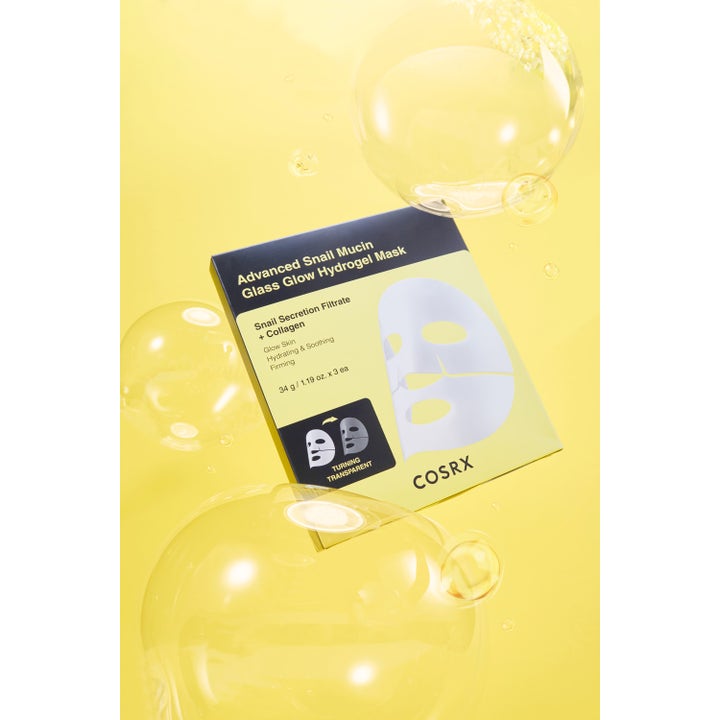COSRX Advanced Snail Mucin Power Activating Hydrogel Mask 3 stk omgitt av glødende vannbobler