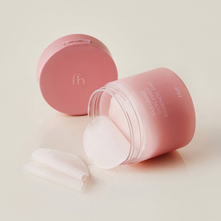House of Hur Clearing Skin Prep Essence Pad 140 ml gir klarere hud med hvite pads i en rosa krukke.