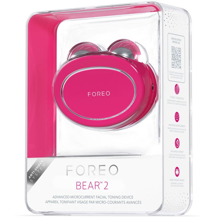 FOREO BEAR 2 Fuchsia ansiktsapparat i klar plastemballasje med Anti-Shock System for effektiv hudpleie.