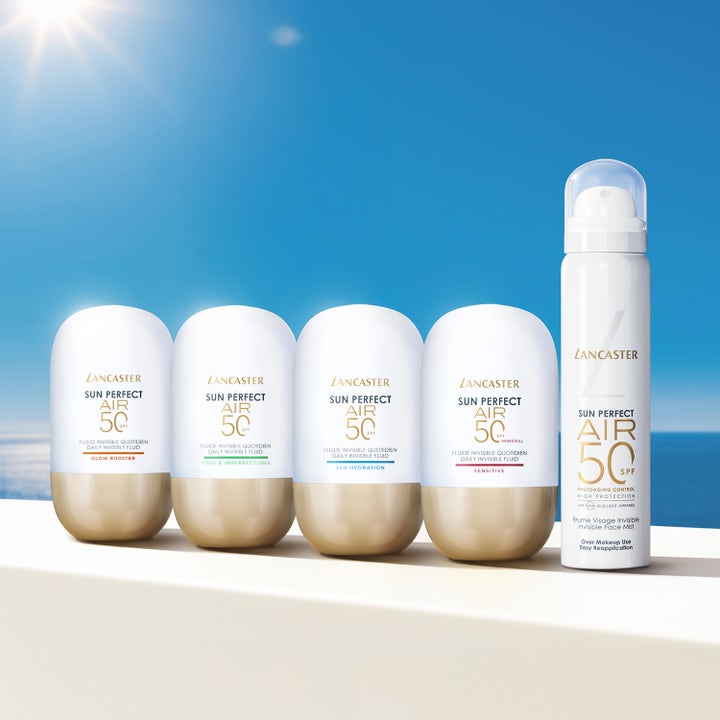 Lancaster Sun Perfect AIR Invisible Face Mist SPF50 75 ml solkrem til ansikt i hvit sprayflaske i en solfylt setting
