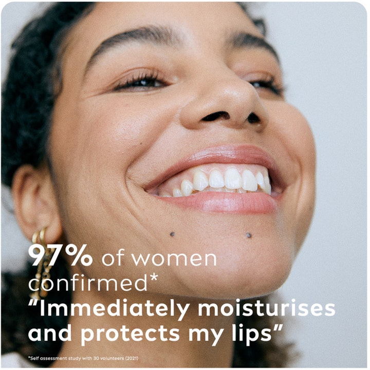 NIVEA Sun Protect Sunstick 4 g fuktighetsgivende solbeskyttelse for lepper vist på en smilende kvinne