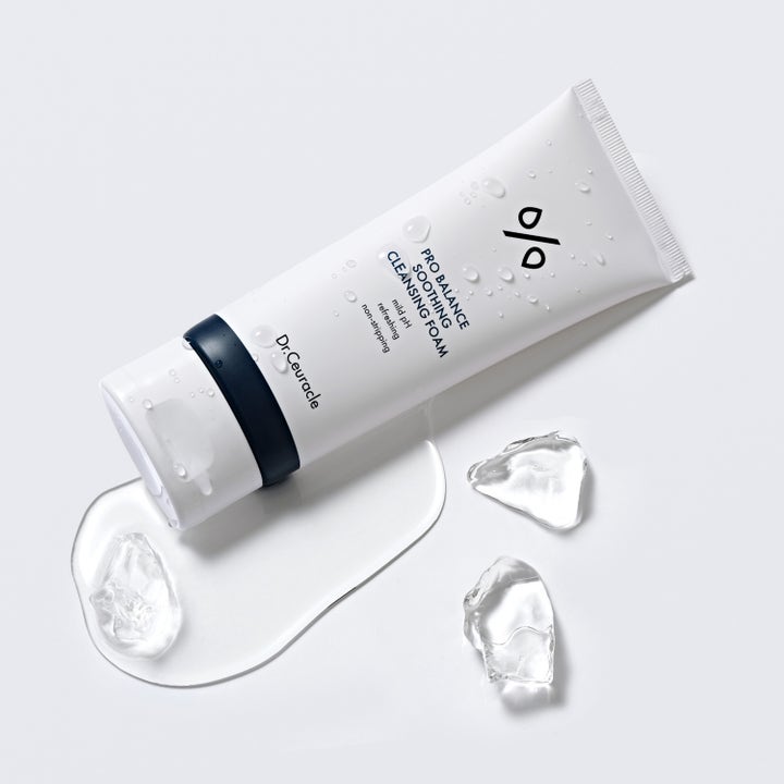 Dr. Ceuracle Pro Balance Soothing Cleansing Foam 150 ml beroligende ansiktsrens i hvit tube med isbiter og vann.