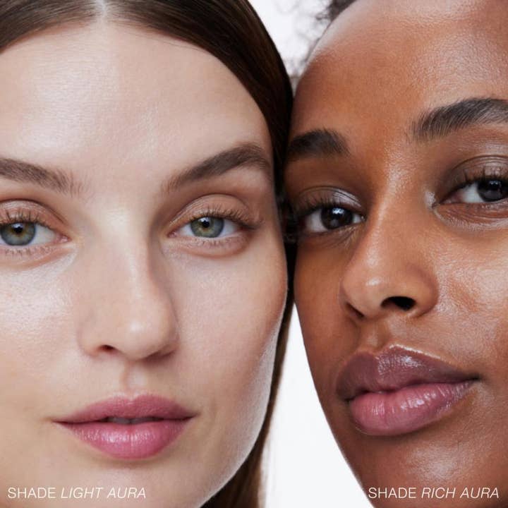RMS Beauty SuperNatural Tinted Serum SPF30 30 ml gir glød vist på to modeller i nyansene Light Aura og Rich Aura.