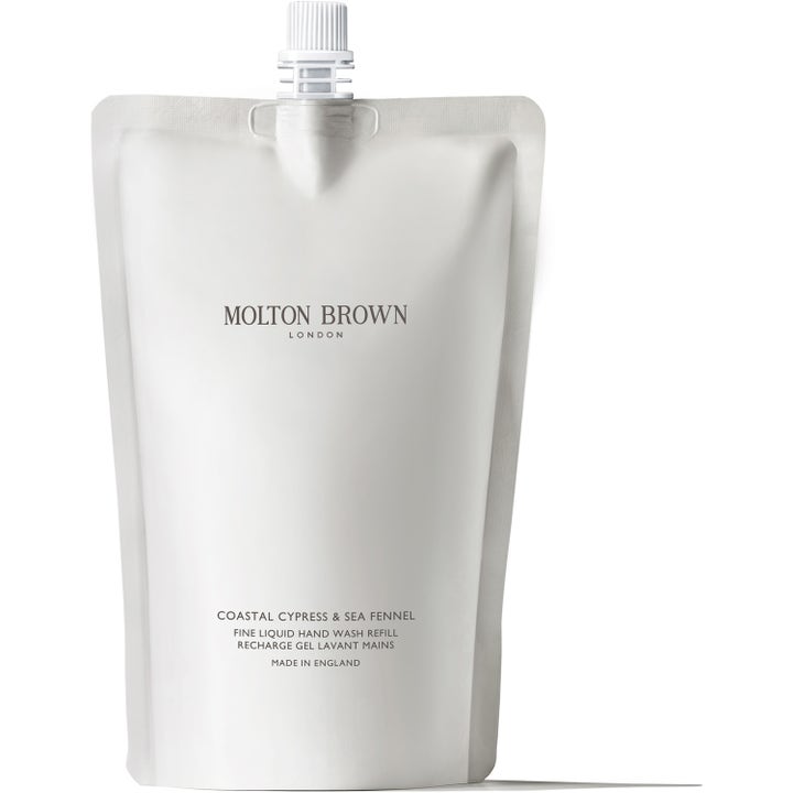 Molton Brown Coastal Cypress & Sea Fennel håndsåpe refill i hvit fleksibel pose med skrukork som gir en frisk rens.