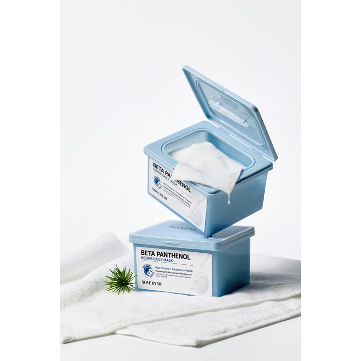Some By Mi Beta Panthenol Repair Daily Mask 30 stk reparerende ansiktsmasker i blå bokser på et hvitt håndkle