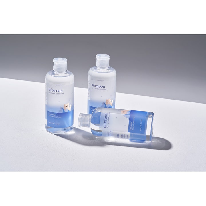 Mixsoon Glacier Water Hyaluronic Acid Serum 300 ml fuktighetsgivende hyaluronsyreserum i tre klare plastflasker