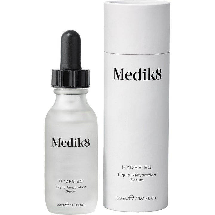 Medik8 Hydr8 B5 Serum 30 ml fuktighetsgivende serum i frostet glassflaske med svart pipette og hvit sylindereske
