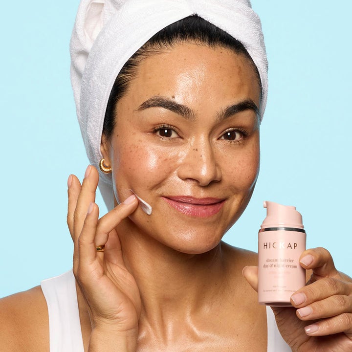 Hickap Dream Barrier Day & Night Cream 50 ml fuktighetsgivende ansiktskrem påført på glødende hud fra rosa pumpeflaske