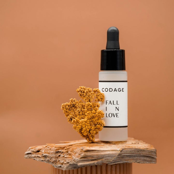 Codage Paris Fall In Love Serum 10 ml revitaliserende ansiktsserum i frostet glassflaske med pipette på trebark