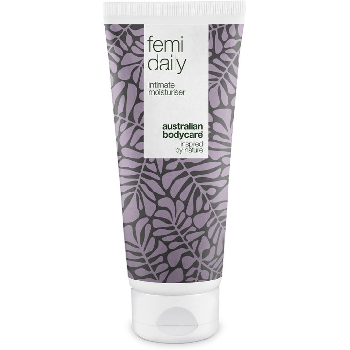 Australian Bodycare Femi Daily intimkrem motvirker tørrhet i hvit tube med lilla bladmønster og hvitt lokk