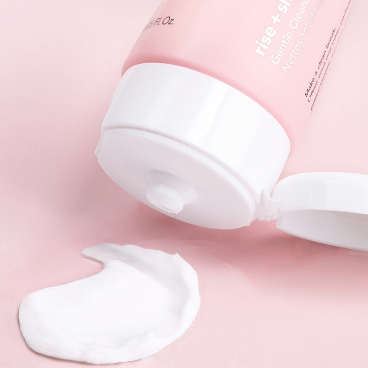 Saturday Skin Rise + Shine Gentle Cleanser 120 ml ansiktsrens med kremet hvit tekstur og rosa tube