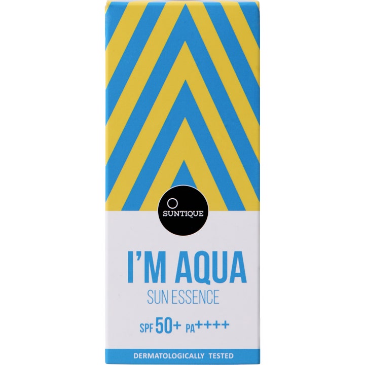 Suntique I’m Aqua Sun Essence 50 ml fuktighetsgivende solkrem i hvit eske med blå og gule striper