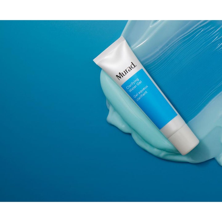 Murad Clarifying Water Gel 60 ml rensende dagkrem i hvit tube på en frisk og lyseblå gel-tekstur.