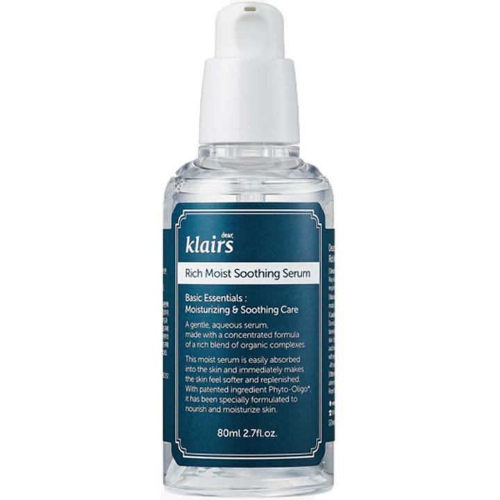 Klairs Rich Moist Soothing Serum 80ml beroligende ansiktsserum i klar flaske med hvit pumpe og mørkeblå etikett.