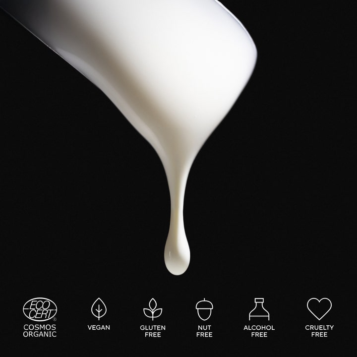 MÁDARA AGE PRO Smooth Day Cream 50 ml utglattende dagkrem viser hvit flytende tekstur og veganske sertifiseringer.