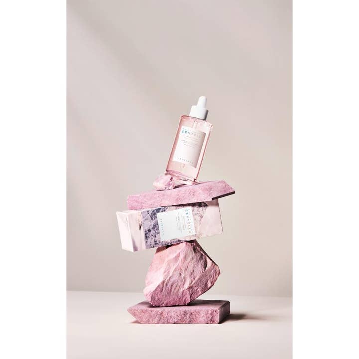 SKIN1004 Madagascar Centella Poremizing Fresh Ampoule 100 ml ansiktsserum balansert på rosa steiner for finere porer