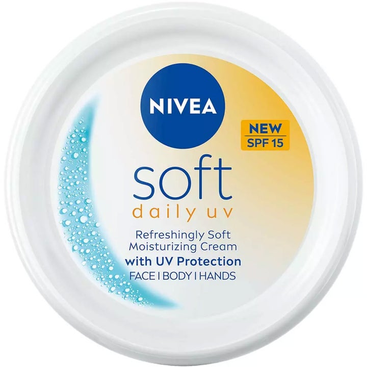 Nivea Soft Daily UV fuktighetskrem i hvit krukke gir fuktighet og SPF 15 solbeskyttelse for ansikt og kropp.