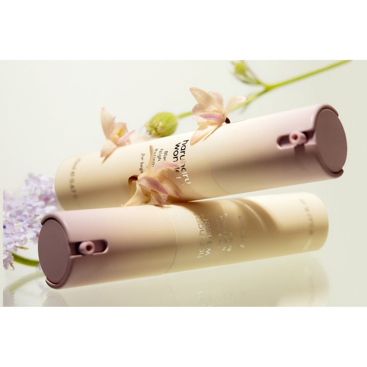 haruharu wonder Black Rice Night Knight Retinol Serum 20 ml i beige pumpeflasker dekorert med lyse blomster