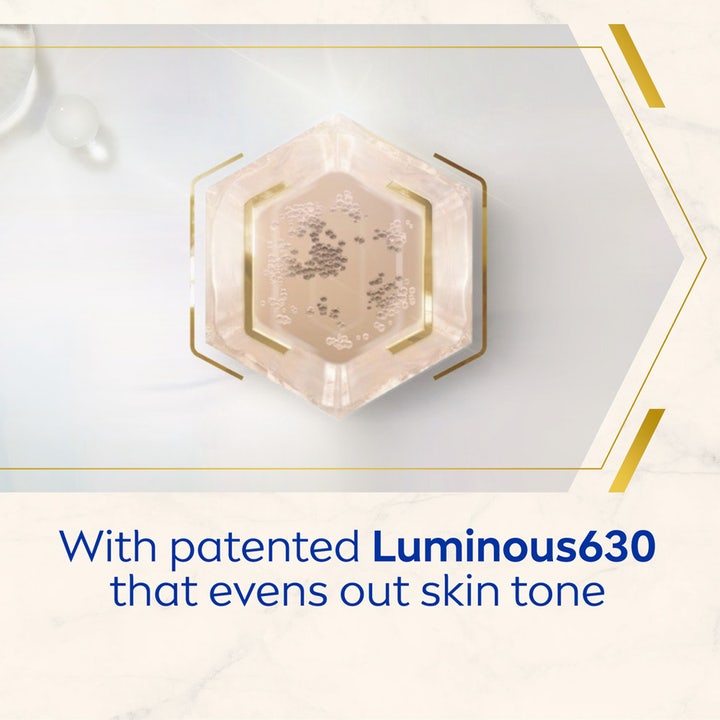 NIVEA LUMINOUS 630 Body Oil-Serum 200 ml mot strekkmerker viser tekstur i en sekskant som jevner ut hudtonen