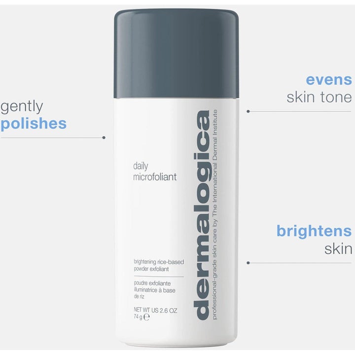 Dermalogica Daily Microfoliant 74g eksfolierende ansiktsskrubb gir glød i hvit flaske med grått lokk og blå tekst.