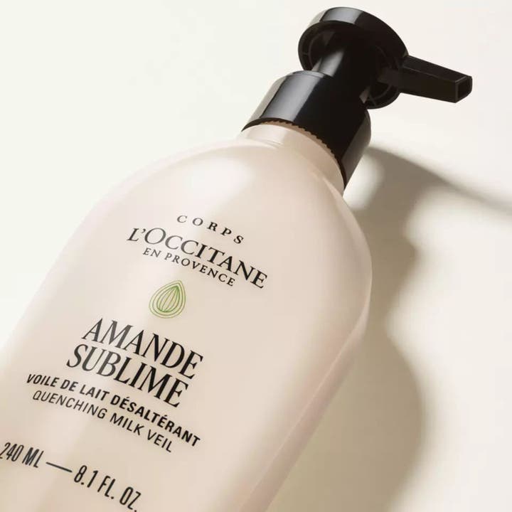 L'Occitane Almond Milk Veil 240 ml fuktighetsgivende body lotion i hvit pumpeflaske med sort pumpe
