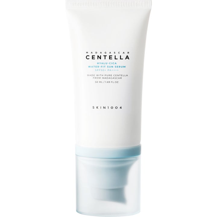 SKIN1004 Madagascar Centella Hyalu-Cica Water-Fit Sun Serum 50 ml i hvit tube med lyseblått lokk gir fukt og solbeskyttelse