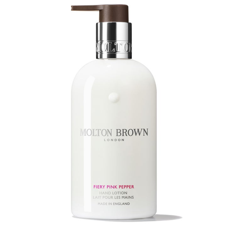 Molton Brown Fiery Pink Pepper Hand Lotion 300 ml pleiende håndkrem i hvit flaske med sølvdetaljer og brun pumpe