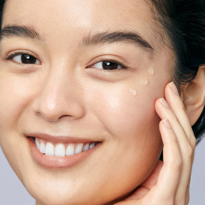 Mario Badescu Hyaluronic Dew Drops 29 ml serum gir fuktighet med klare dråper på en smilende kvinnes glødende hud