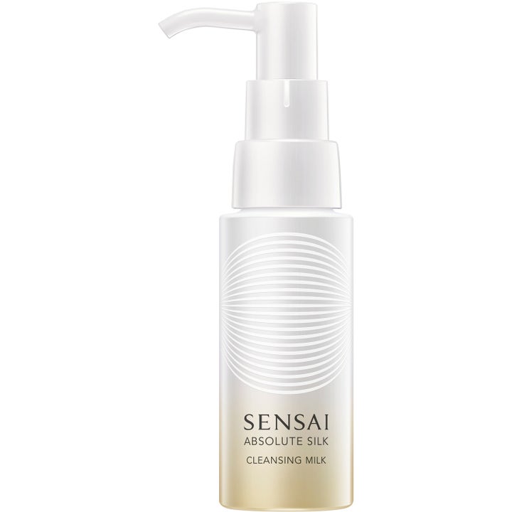 Sensai Saho Trial Set Limited 149 ml som renser huden i hvit pumpeflaske med sirkelmønster og gullfarget bunn.