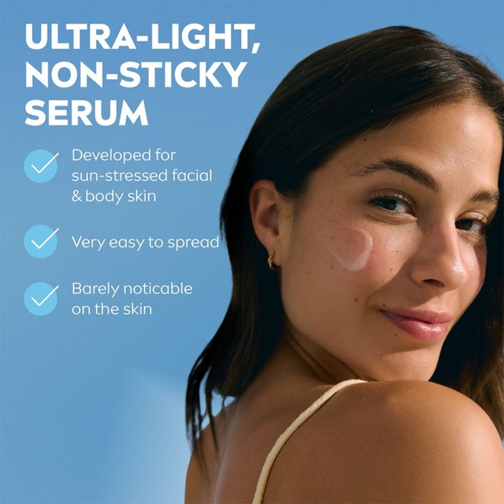 NIVEA After Sun Serum 100 ml beroligende aftersun vist med kvinne som påfører ultra-lett formel for solstresset hud.