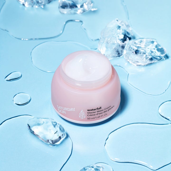 Saturday Skin Waterfall Glacier Water Cream 50 ml fuktighetskrem med lett geltekstur omgitt av isbiter