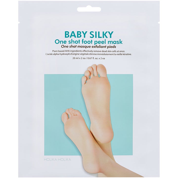 Holika Holika Baby Silky One Shot Foot Peel Mask 40 ml eksfolierende fotmaske i hvit pose med lyseblå detaljer og føtter.