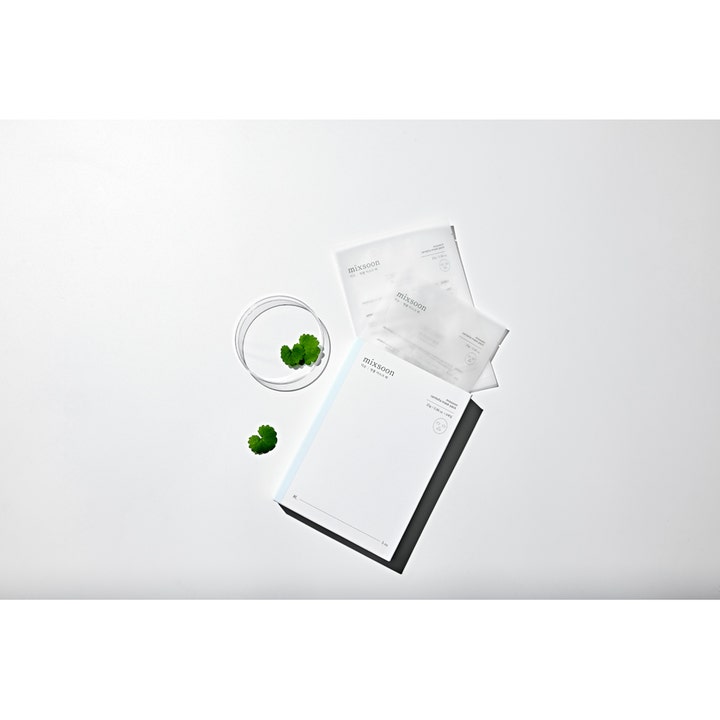 Mixsoon Centella Mask Pack 5 stk beroligende ansiktsmaske med hvite poser og grønne blader i en glasskål