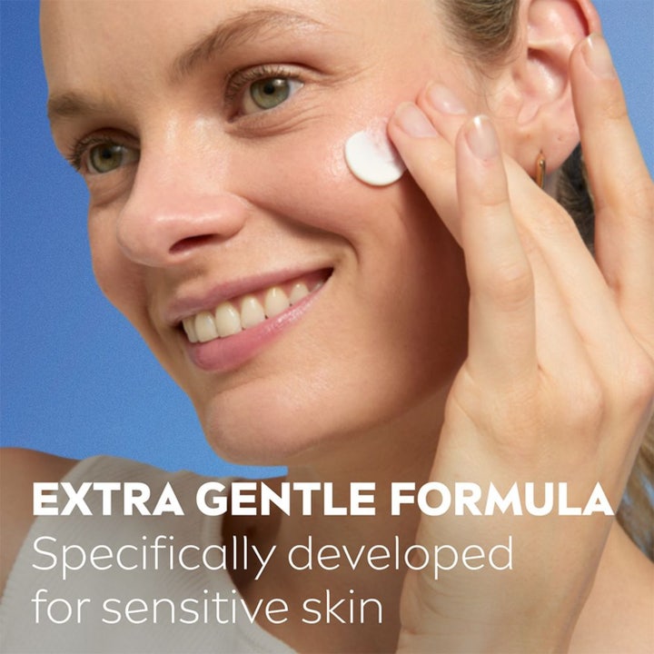 Nivea Soothing Night Cream 50 ml nattkrem for sensitiv hud viser kvinne som påfører krem og tekst om extra gentle formula.