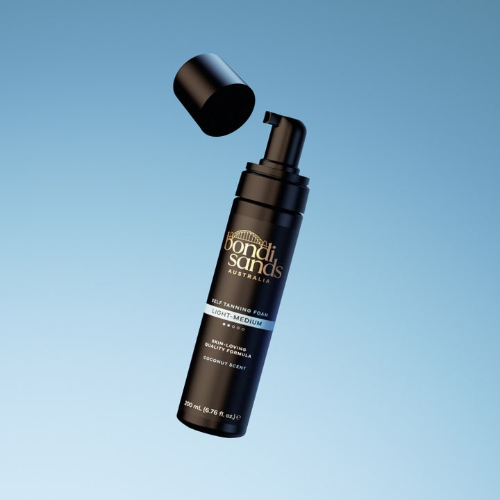 Bondi Sands Self Tanning Foam Light Medium 200 ml selvbruning gir glød i svart pumpeflaske med svevende lokk
