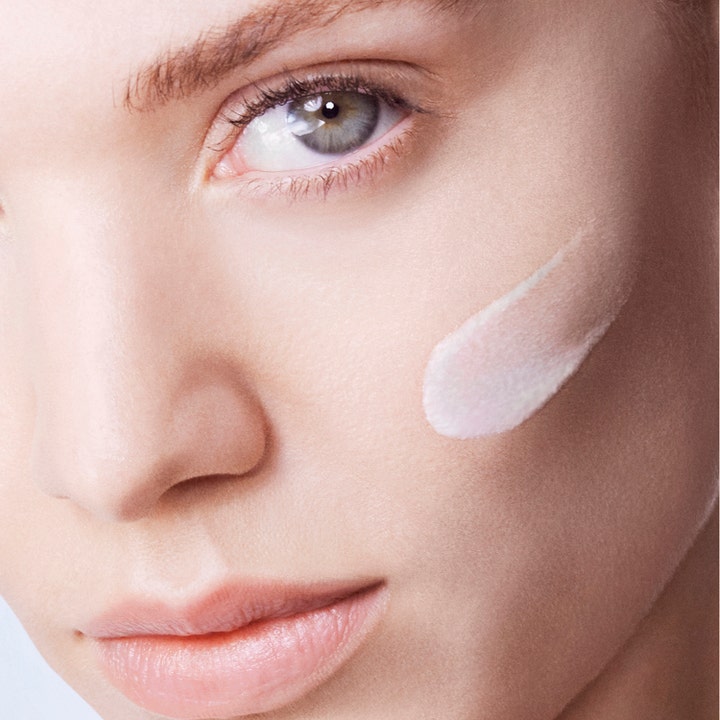 Lancôme UV Expert Supra Screen SPF50 40 ml solkrem med lett tekstur som påføres ansiktet for beskyttelse.