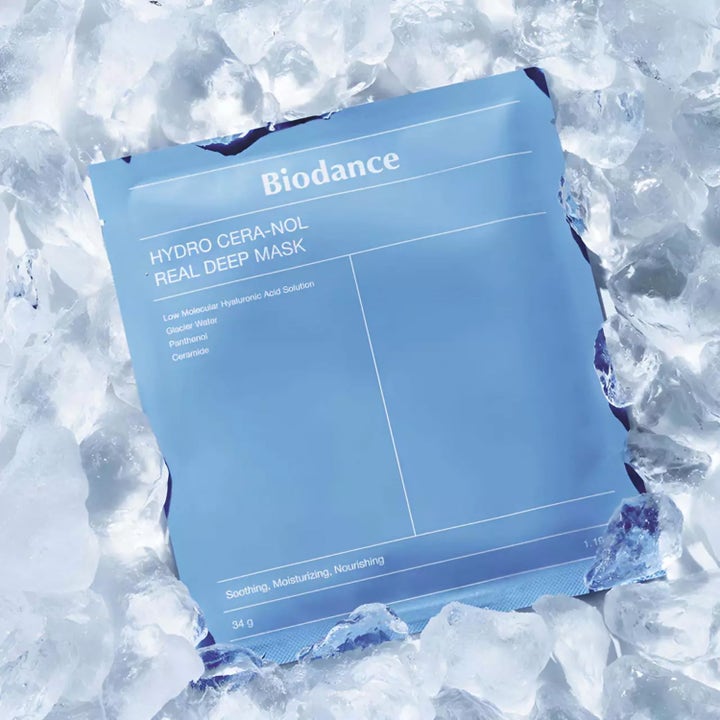 Biodance Hydro Cera-Nol Real Deep Mask 34 g beroligende ansiktsmaske i blå forpakning omgitt av isbiter